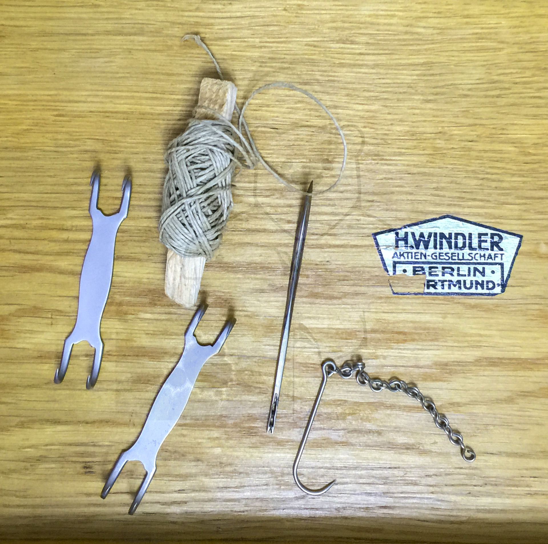 Instrumentenbox zur Amputation, ca. 1910'er Jahre, Firmenlogo und diverses Nahtmaterial